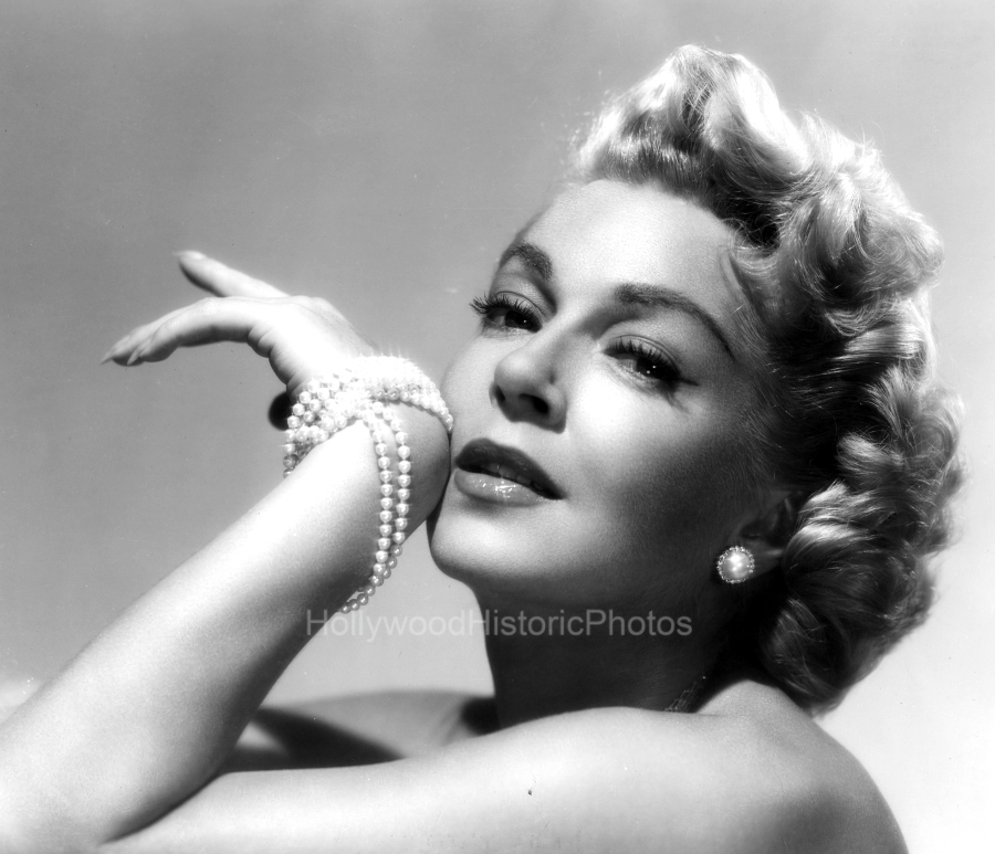 Lana Turner 1952 wm.jpg
